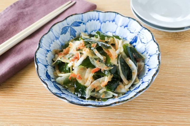 新玉ねぎとわかめの梅おかか和え