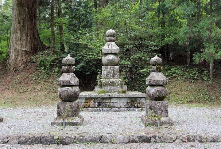 和歌山県の高野山にある豊臣家墓所、左から、豊臣秀長夫人（慈雲院）五輪塔、豊臣秀吉五輪塔、豊臣秀長夫人五輪塔
