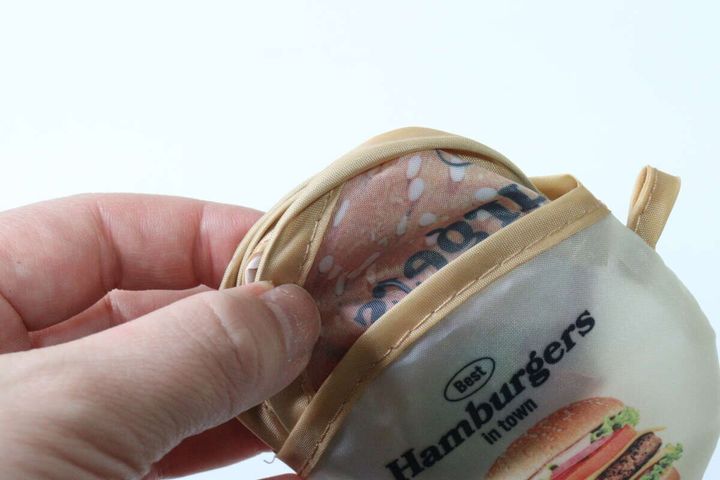 ダイソーのコンパクトな折りたたみうちわ（ハンバーガー）