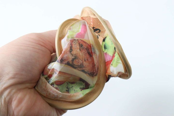 ダイソーの畳まれた折りたたみうちわ（ハンバーガー）