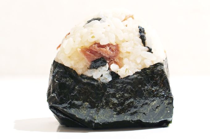 【おにぎりレシピ】缶詰でパパッと作れる「焼き鳥とちぎり海苔のおにぎり」の画像1