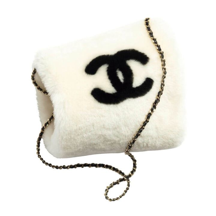 ウィンタースポーツウェアを再解釈した《ココ ネージュ》コレクション。アームウォーマー¥261,800（シャネル／シャネル カスタマー ケア センター）