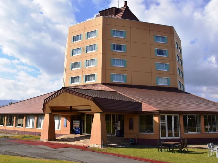 新潟県南魚沼市の舞子高原に位置する舞子温泉は、四季を通じてレジャーと癒やしを満喫できる温泉地です。弱アルカリ性で肌に優しい「飯士（いいじ）の湯」が特徴。温泉の魅力に加えて冬のスノーアクティビティ、美食、絶景を求める旅行者に愛されています。