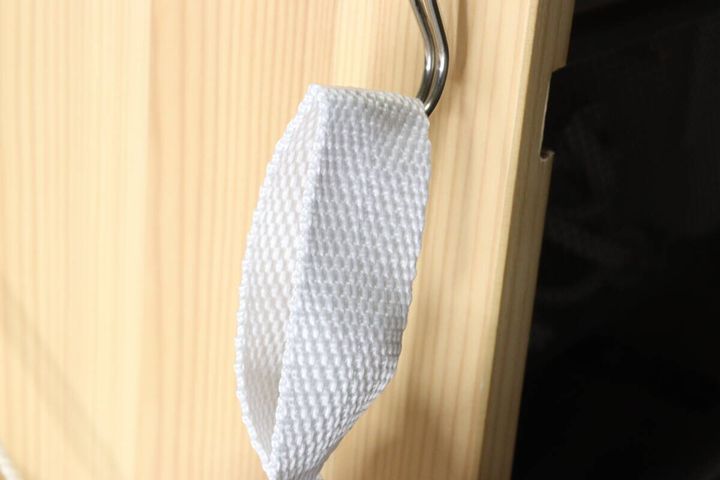 ダイソーの洗えるふとん用洗濯ネット（細目、円柱型）の掛け紐