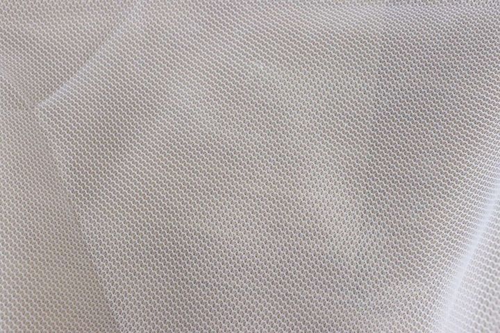 ダイソーの洗えるふとん用洗濯ネット（細目、円柱型）の網目