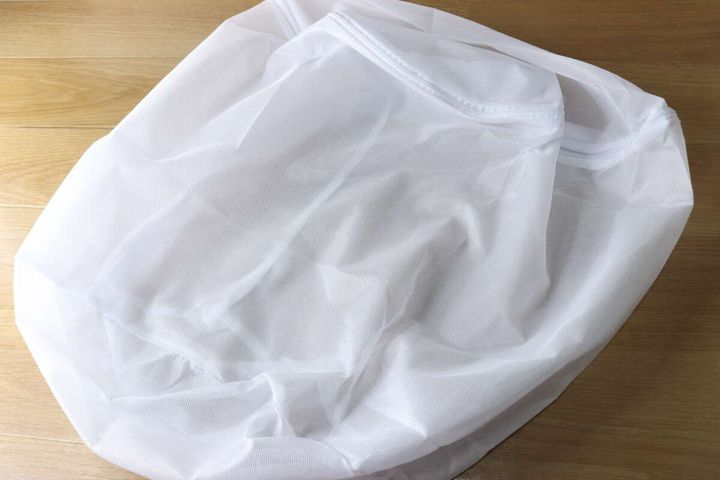 ダイソーの洗えるふとん用洗濯ネット（細目、円柱型）のビジュアル