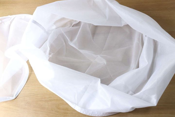 ダイソーの洗えるふとん用洗濯ネット（細目、円柱型）を開いた状態