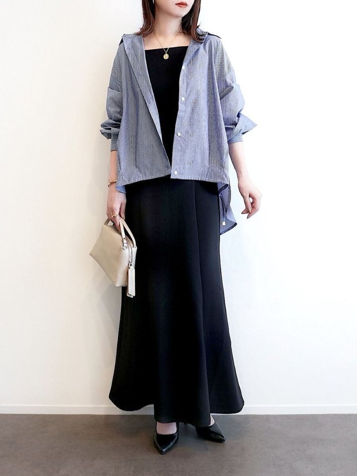 2026春大人女性おすすめブルーシャツ羽織り黒ワンピースコーデ