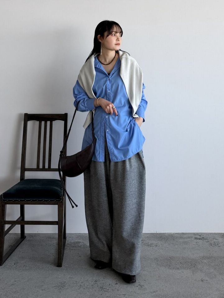 2026春大人女性おすすめブルーシャツニット肩掛けコーデ