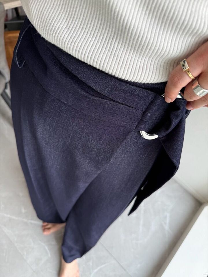 PLST ストレッチレーヨンラップパンツ ウエストリボンを手で持つアップ