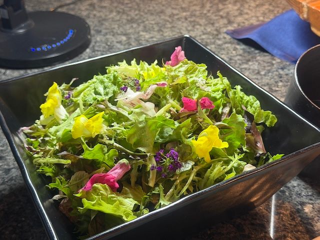 春野菜に可愛いお花のアレンジ