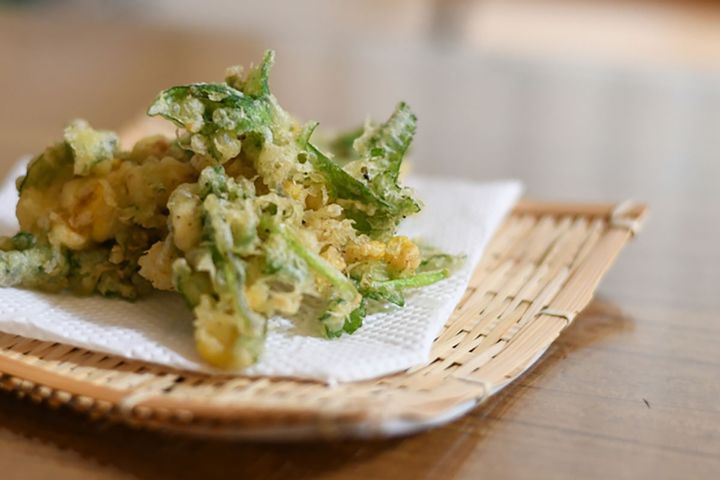 脂溶性のβカロテンとビタミンKを効率的に吸収できるミツバ入りのかき揚げ天ぷら。