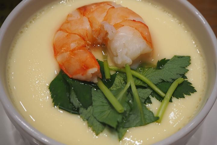 ミツバを茶碗蒸しに使う際は熱が通り過ぎないよう、火からおろす直前に加えましょう。