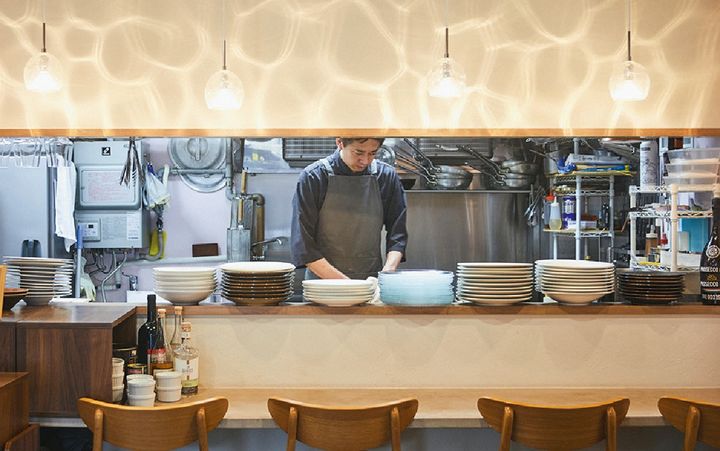 カウンター越しに、平野さんが腕を振るう様子を眺められる。