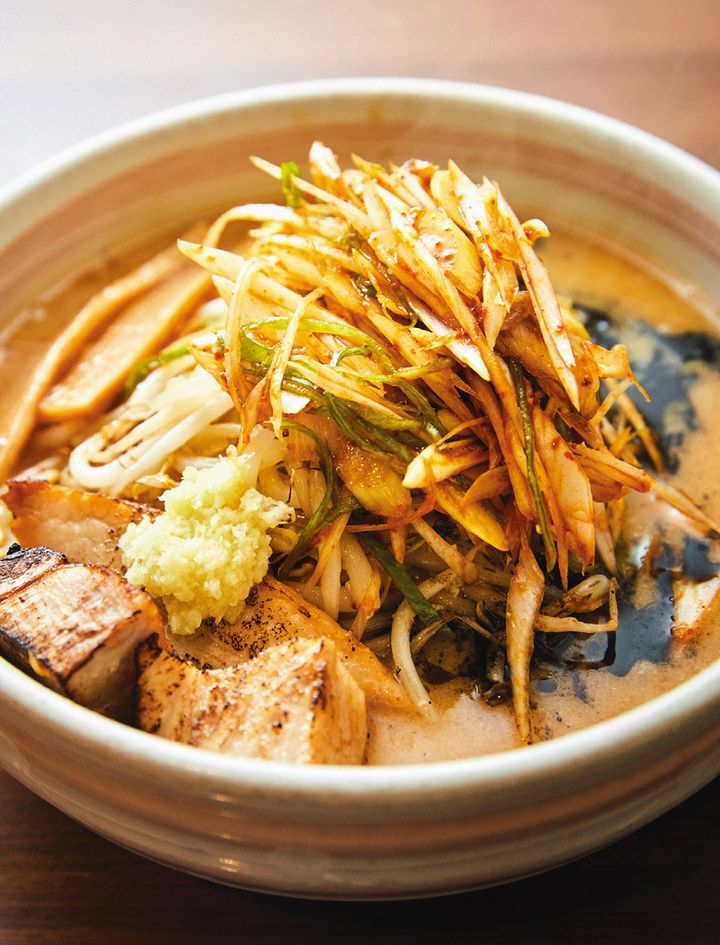 国産豚バラ肉のチャーシューに、豪快に炒められたモヤシや白菜などの野菜、高知県産の生姜がのった「生姜付みそらーめん」¥1,250。写真は、辛ねぎ（¥100～）を追加トッピング。さらに満足度の高い一杯に。