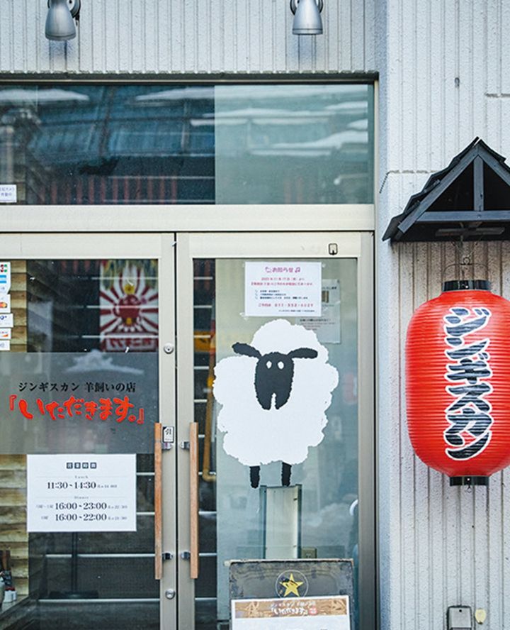 赤い提灯が目印。2階には個室も。