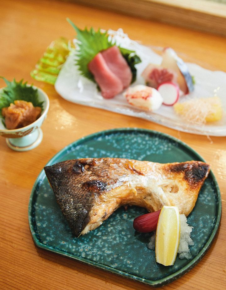 この日の一品料理は、3～5月が旬のマスの塩焼き、真たらこの醤油漬け、お造り。握り10貫＋一品料理3～4品で、¥12,000～15,000程度。