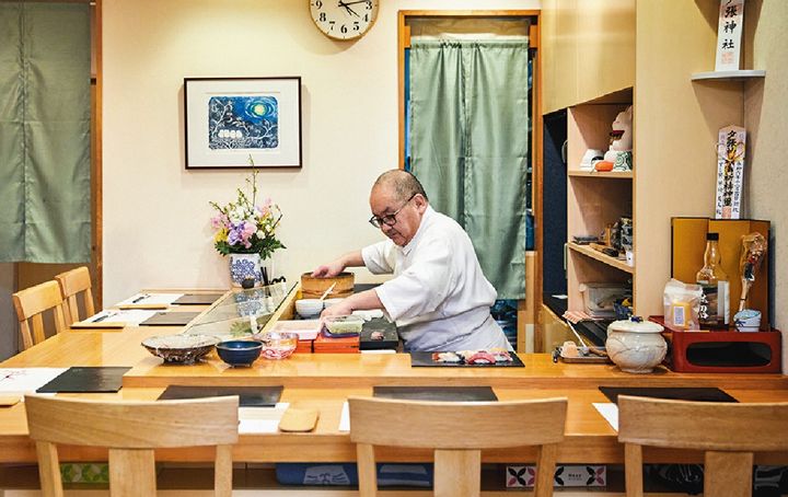 早崎さんや隣のお客さんとも会話が弾むカウンター席。