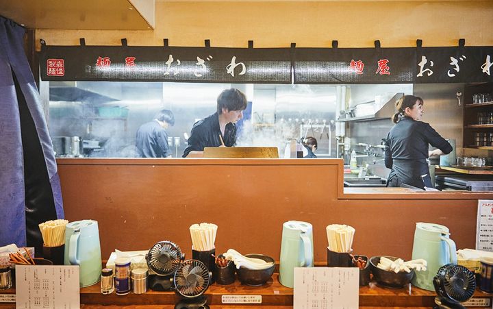 テキパキとラーメンを作る小澤さん。