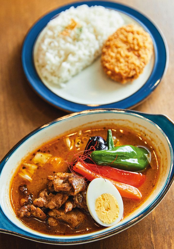 ジャマイカのスパイスに漬け込み、炭火焼きしたチキンをのせた「Mama KAYのジャークチキンカレー」¥1,450。