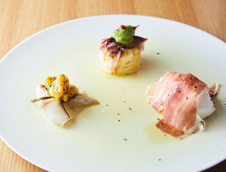 ランチコースの最初の一皿「生産者より届いた食材で作る本日の前菜盛り合わせ」。