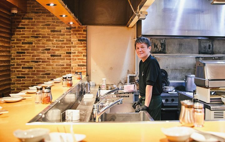 カウンター席が中心。気軽に羊肉を楽しみたい時にも重宝。焼き方などはスタッフが教えてくれるので安心。