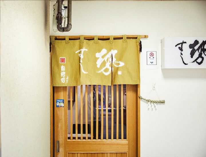 お店はすすきののビル奥にひっそりと構える。