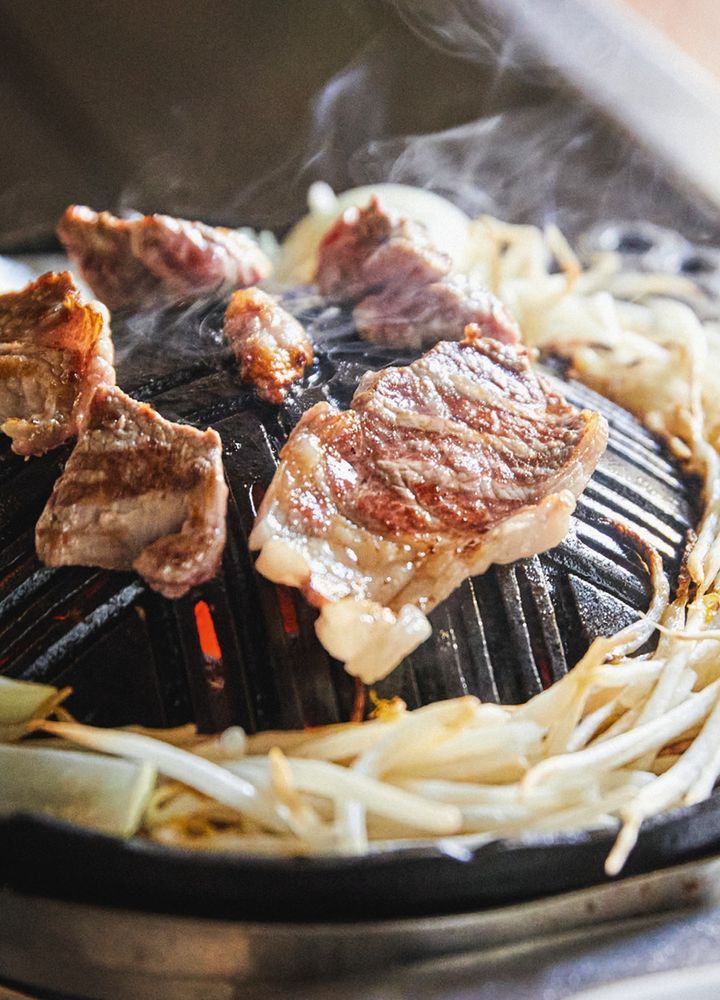 客のほとんどが最初に注文するのが、複数部位のサフォーク種羊肉の盛り合わせ「ジンギスカン」¥1,680。＋野菜代¥330。