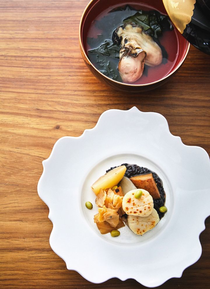 メニューは季節替わり。昼の「牡丹」コース（¥6,600）より「ホタテの炭焼きと黒米と根菜」と「厚岸の牡蠣と奥尻島のわかめ 温かいおひたし」。