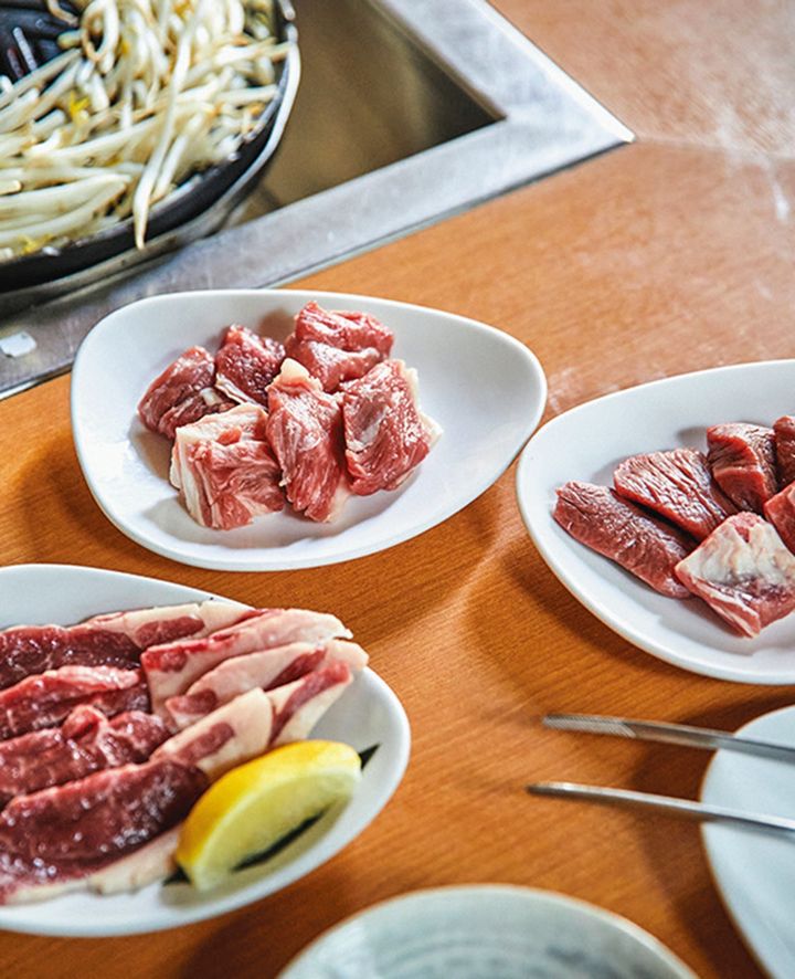 肩ロースやマエバラなど部位別のメニューのほか、他店ではなかなか味わえない羊の内臓肉も。