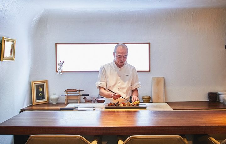 かまくらをイメージしたカウンター席。