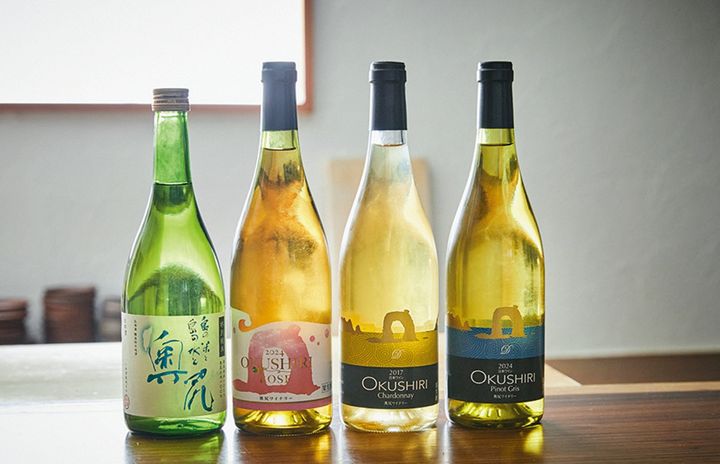 奥尻ワイナリーのワインのほか、奥尻島の地酒も取り扱う。