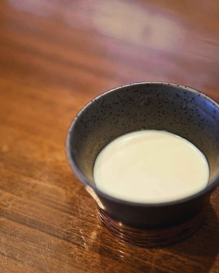 〆のデザートに提供される手作り杏仁豆腐のサービスも嬉しい。