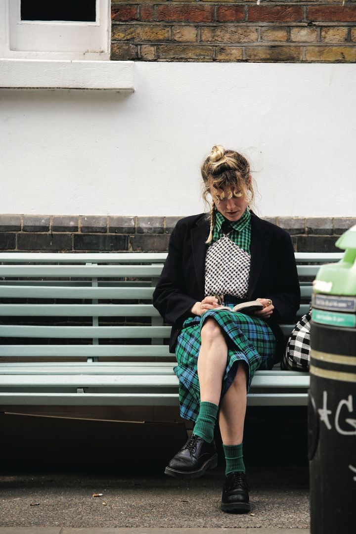 チェック・チェック・チェック！ シンプルな黒のジャケットで引き締めて