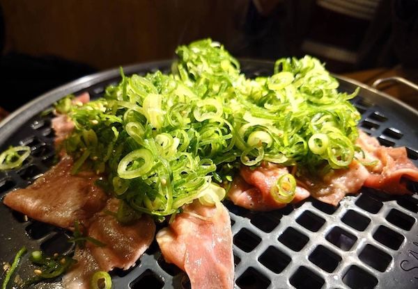 「焼肉ホルモンたけ田」が新社会人、新入生に「桜咲くタン」を1皿無料プレゼント