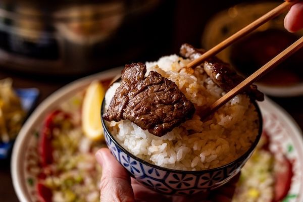 「焼肉ホルモンたけ田」が新社会人、新入生に「桜咲くタン」を1皿無料プレゼント