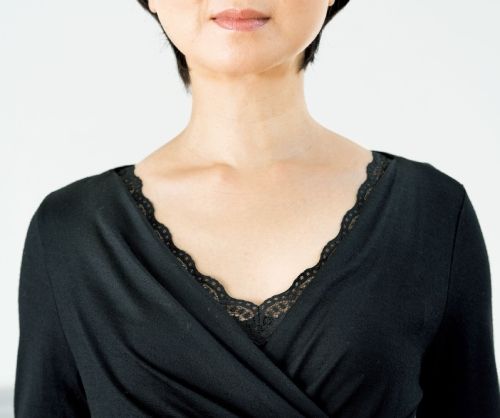 胸元があらわにならないインナーを