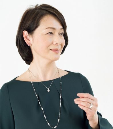 華奢なアクセサリーで上品で洗練された印象に