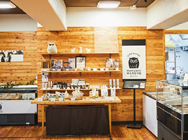 北海道大学構内の農場で育てている乳牛から搾った牛乳を店内のラボで低温殺菌して加工。