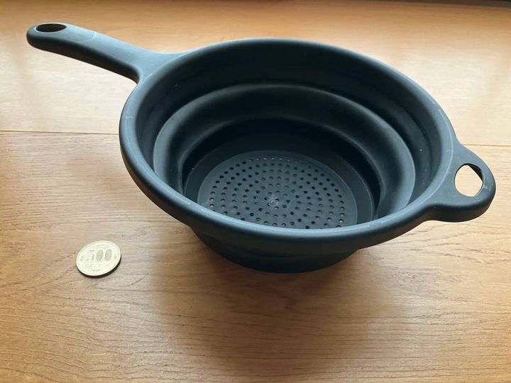 DAISO(ダイソー)：折りたためるザル(持ち手つき、直径19.5cm)