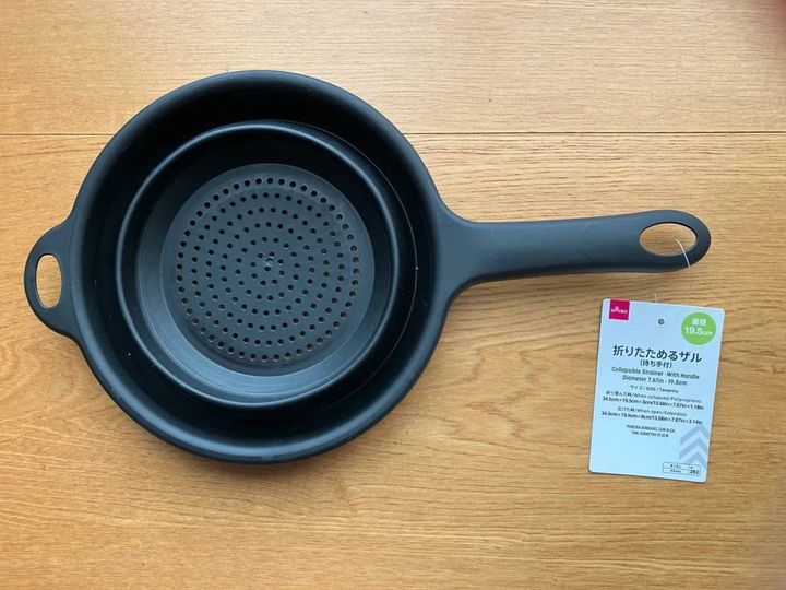 DAISO(ダイソー)：折りたためるザル(持ち手つき、直径19.5cm)