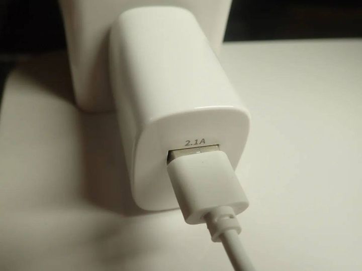 DAISO(ダイソー)：ACアダプター(1ポート)