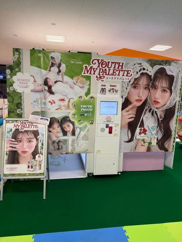 多彩な遊具が集まるボールプールと滑り台エリアで子どもたちが躍