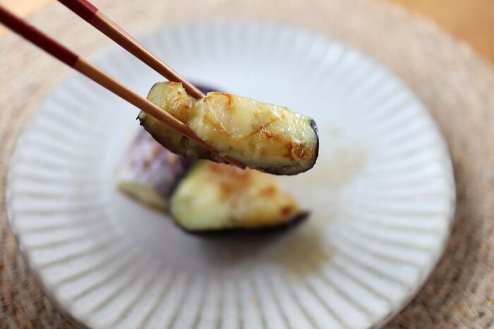 とろとろの『なす焼き』の超簡単な方法見つけた！たった4分で絶品に仕上がる〈驚きワザ〉を試してみた♡