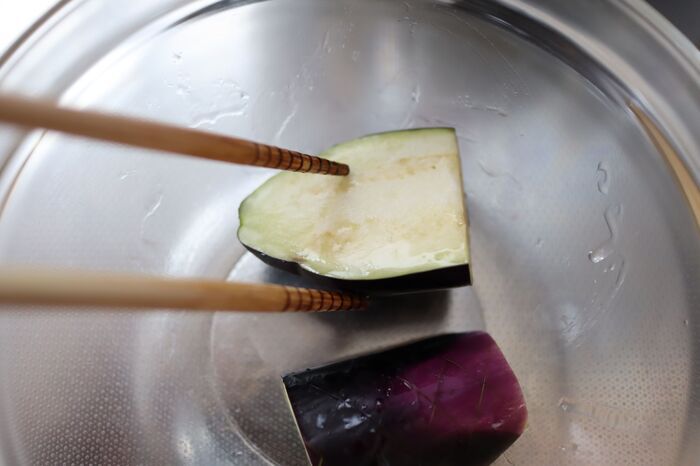 とろとろの『なす焼き』の超簡単な方法見つけた！たった4分で絶品に仕上がる〈驚きワザ〉を試してみた♡