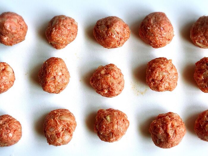 ミートボールを焼いている様子