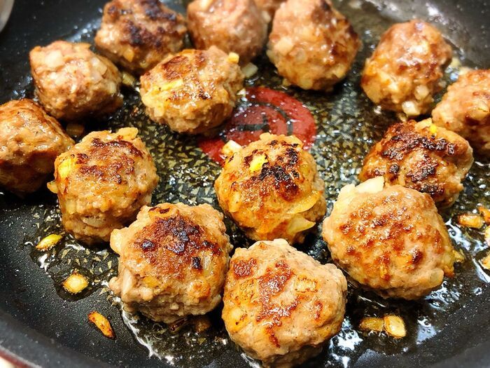 ソースを絡めて煮ている様子