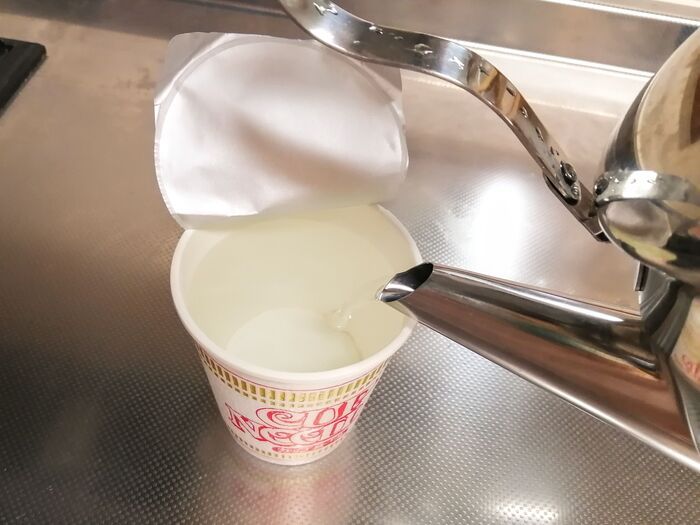 カップ麺の空き容器、まだ捨てないで！そのまま使うだけで〈優秀な家事グッズ〉に生まれ変わり！？