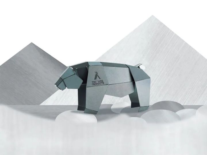 手作業で仕上げた鉄の松の異なる表情を捉えたビジュアル