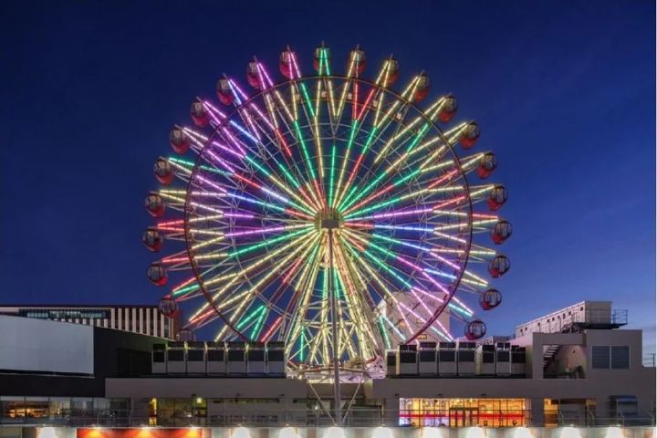 すすきのの夜景を背景にそびえるnORIA観覧車の全景